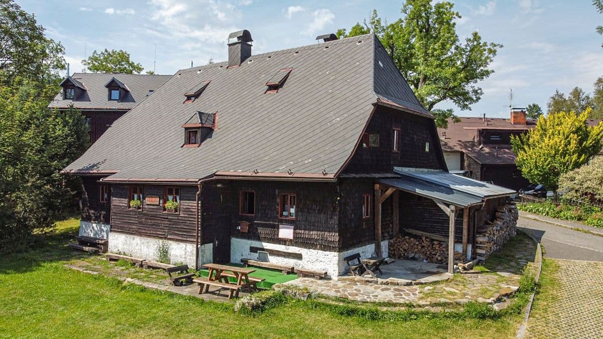 Exterieur, neues Dach und Pavillon — aktueller Zustand