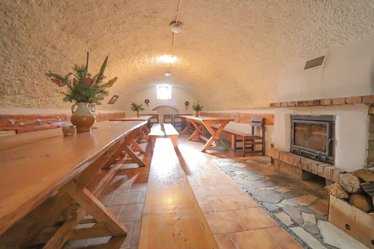 Keller mit Kamin, Weinkeller, 50 m² — aktueller Zustand